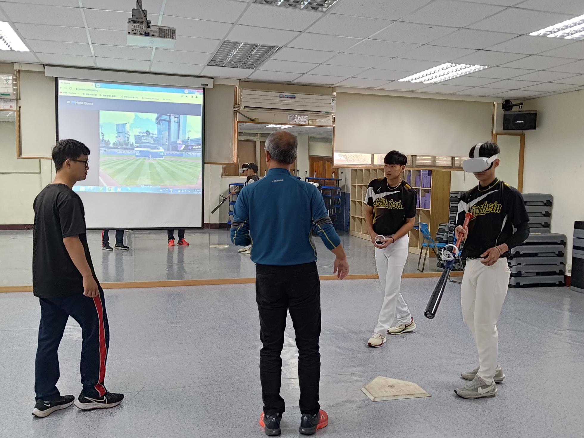 桃園清華高中參訪人設院 與棒球隊一起開箱頂級VR訓練工具