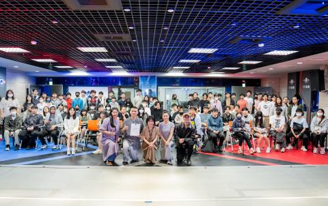 從莎士比亞到京劇唱唸做打　當代傳奇劇場走進明新科大激盪跨文化戲劇想像