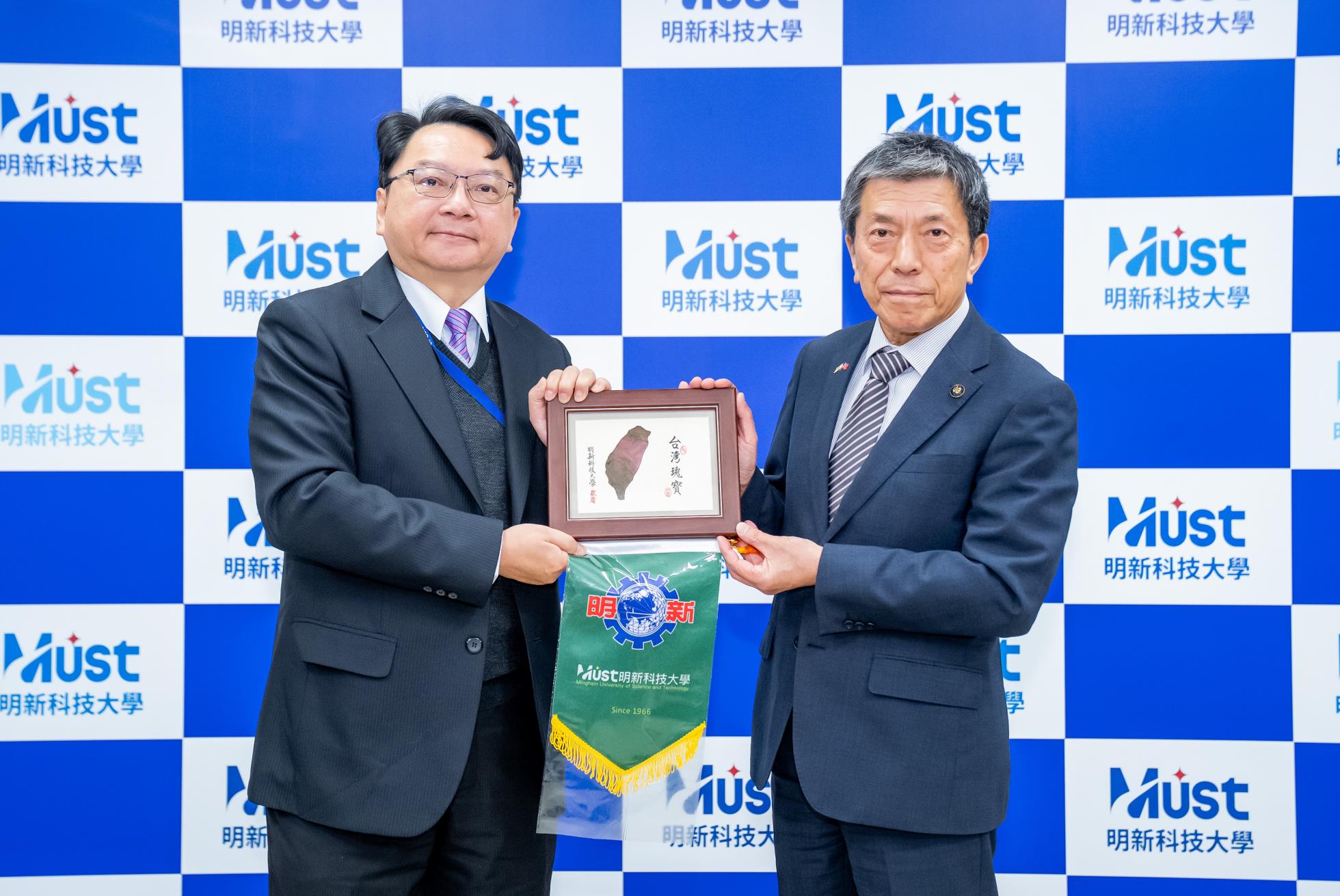 01日本一關市佐藤善仁市長與明新科大呂明峯校長交換禮品_DSC2374-60