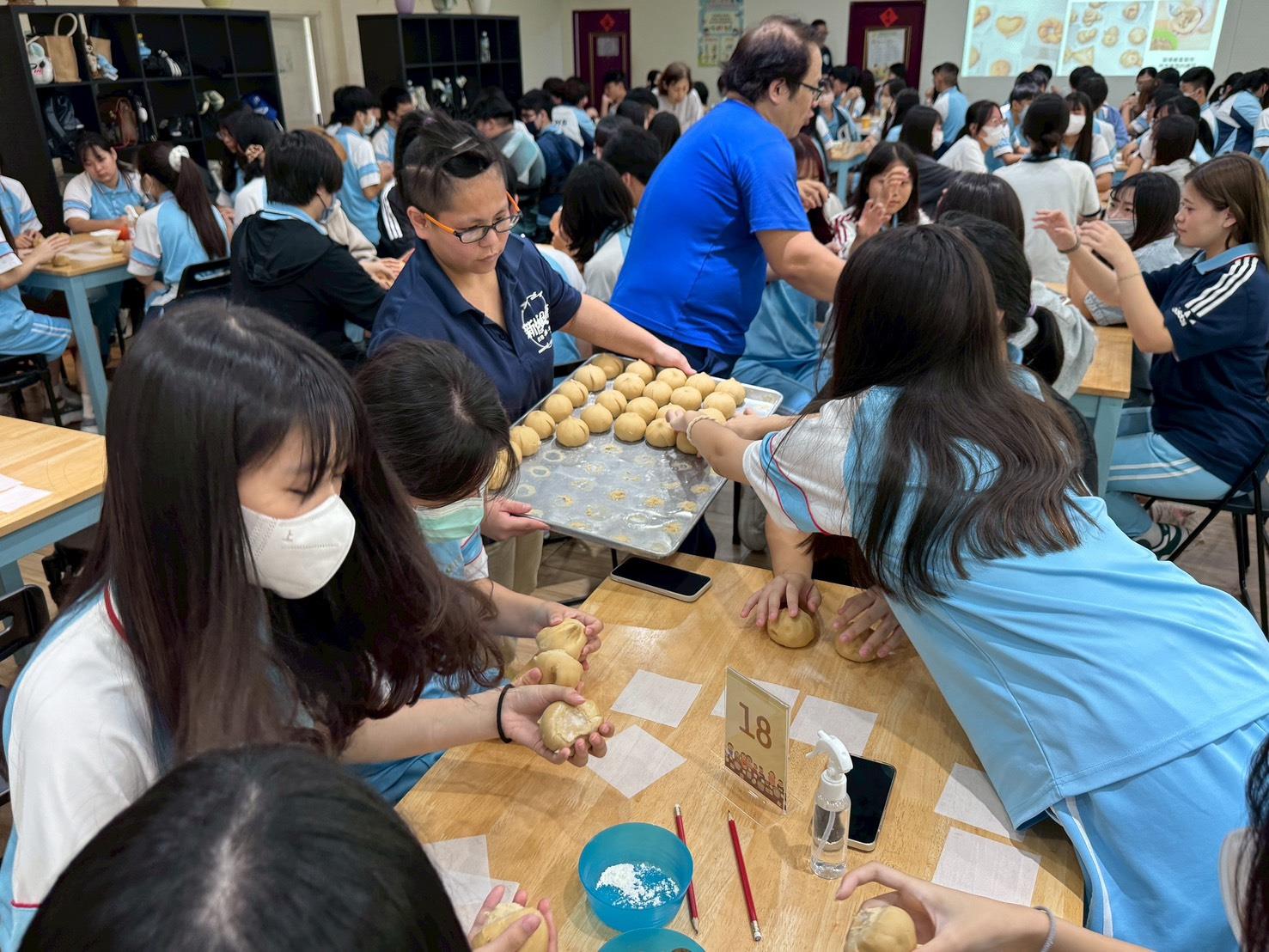 02_行銷系攜手新城風糖，透過專業導覽與手作麵包體驗，帶領學生認識在地黑糖產業的歷史與文化。