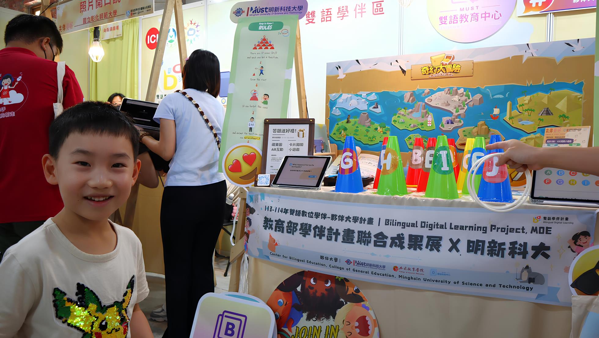 114.07.13 學伴聯合成果展_套圈圈闖關民眾互動照2