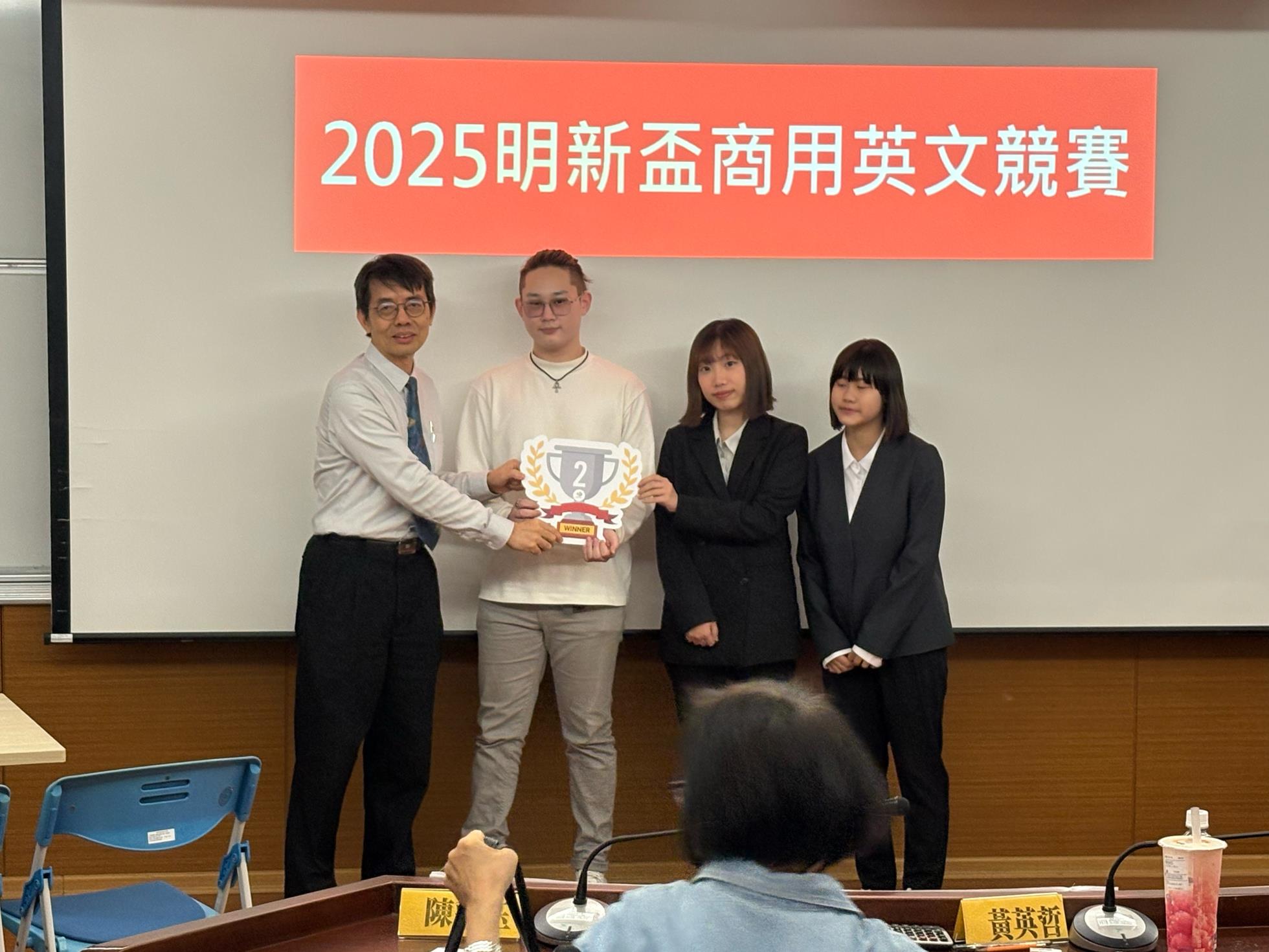 第二名_財務金融系涂佳茵、錢孟庭、埃文